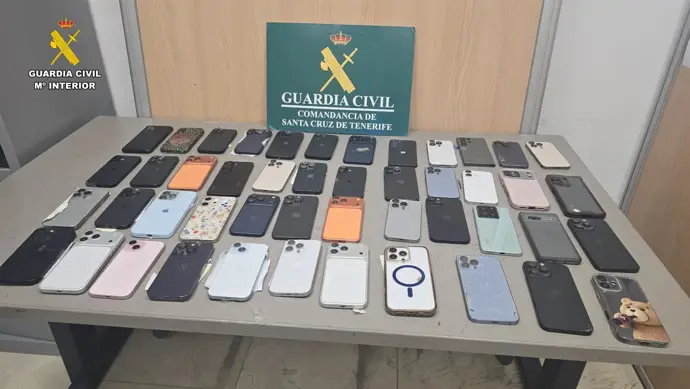 Detenido en el aeropuerto Tenerife Norte con 47 teléfonos móviles en su equipaje facturado