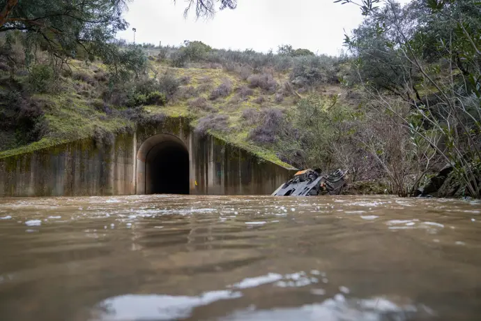 Adif está colaborando con la Guardia Civil para retirar una pieza del arroyo en Adamuz, Córdoba