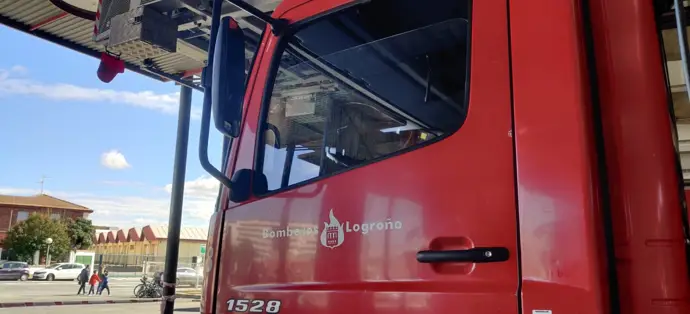 Bomberos de Logroño actúan en el colapso de una fachada de una casa deshabitada en Fuenmayor