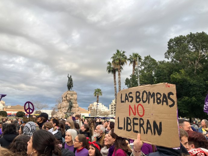 Un cartel contra la guerra en la manifestaci&oacute;n de la Coordinadora Transfeminista.