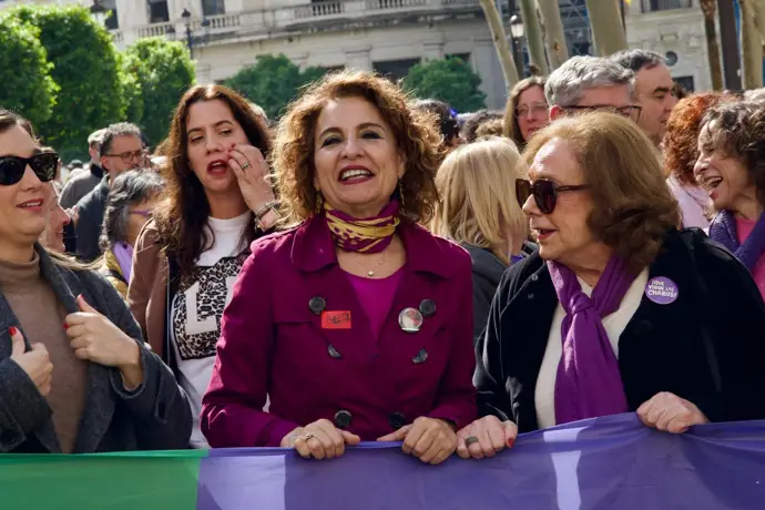 Montero sostiene que "el futuro es nuestro" y que continuarán superando barreras por la igualdad