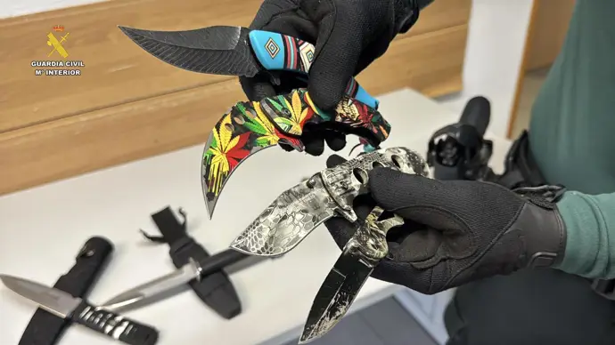 La Guardia Civil detiene a dos personas con ocho armas blancas y droga en Alberite