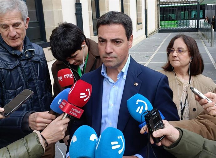 Pradales, en declaraciones a los medios de comunicaci&oacute;n en el Parlamento Vasco