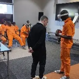 Justicia en Namibia utiliza realidad virtual para rehabilitar a condenados por violencia machista