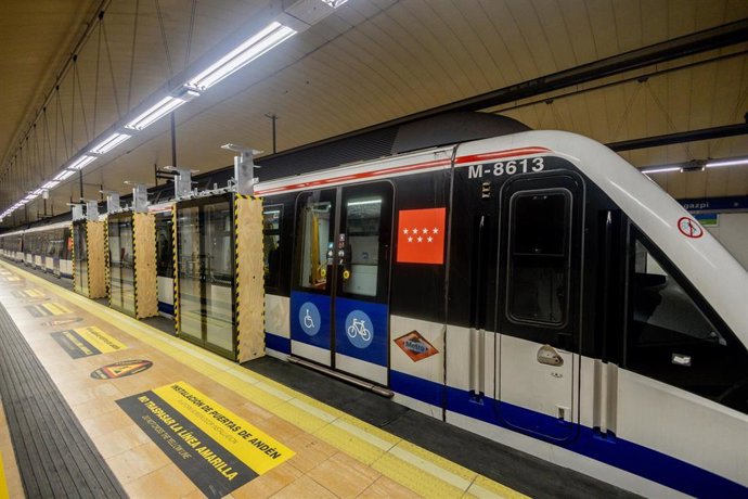 Archivo - Varias puertas de And&eacute;n colocadas recientemente, en la l&iacute;nea 6 del metro de Madrid, en la estaci&oacute;n de Legazpi