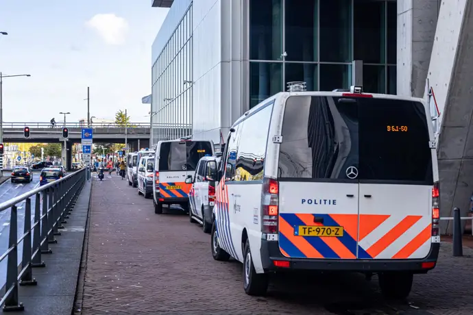 Un hombre detona un artefacto explosivo en una escuela judía de Ámsterdam causando alarma y temor