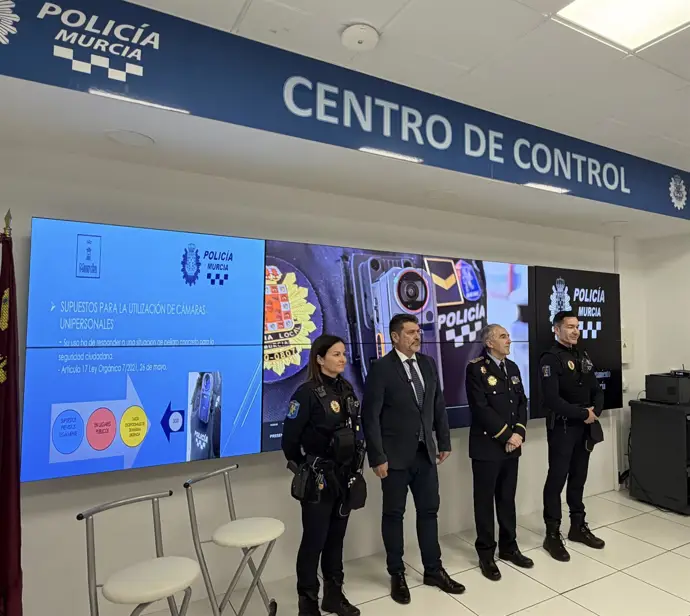 La Policía Local de Murcia prueba cámaras unipersonales con 24 agentes al estilo de Nueva York