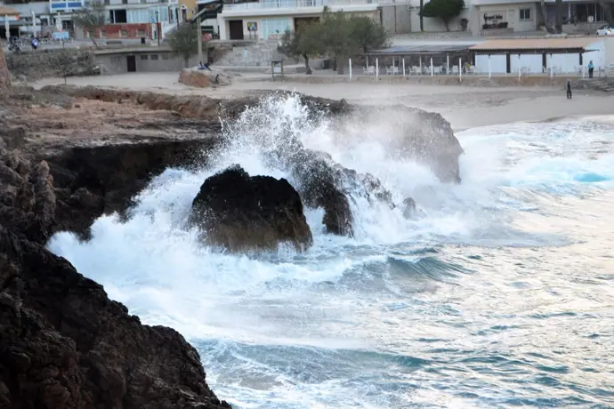 Emergencias mantiene alerta naranja en Menorca por fenómenos costeros peligrosos