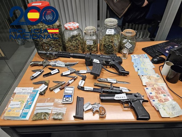 La Polic&iacute;a Nacional ha intervenido en un trastero de Pamplona 919 gramos de marihuana, tres armas de fuego simuladas y doce armas blancas.