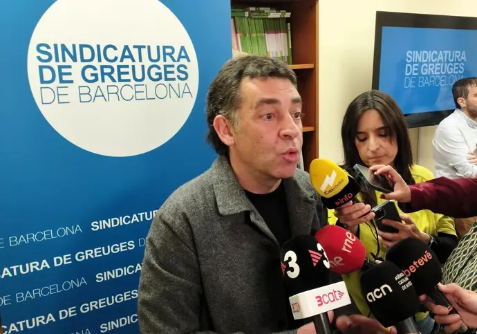 El Ayuntamiento y el Síndic de Barcelona acuerdan alojar a 14 de los 30 vecinos de Vallcarca