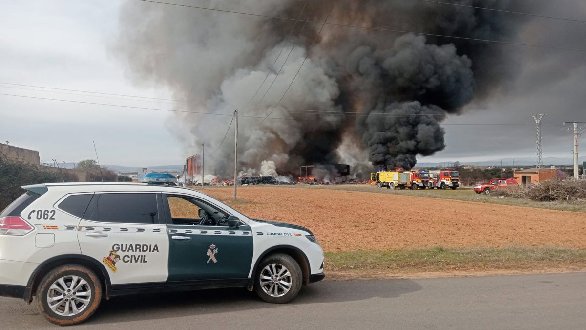 El Ayuntamiento de La Bañeza aconseja quedarse en casa debido a un incendio con posibles tóxicos