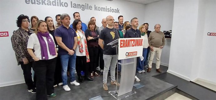 El secretario general de CCOO Euskadi, Santiago Mart&iacute;nez, con el responsable de Salud Laboral y Pol&iacute;tica Ling&uuml;&iacute;stica del sindicato, Alfonso R&iacute;os, en rueda de prensa en Bilbao