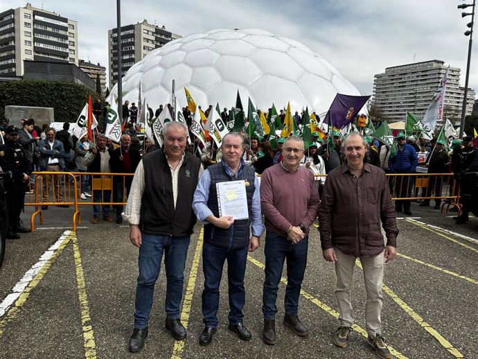 Aurelio Gonz&aacute;lez (i), Donacioano Dujo, Lorenzo Rivera y Jes&uacute;s Manuel Gonz&aacute;lez Palac&iacute;n, antes de registrar un documento en la Delegaci&oacute;n del Gobierno.