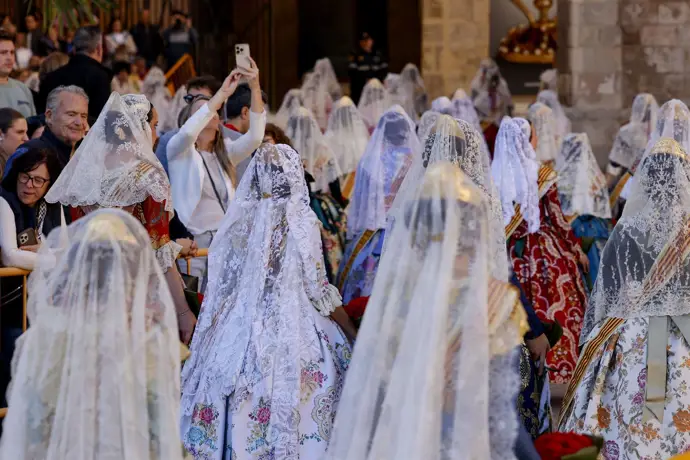 Cerca de 60.200 personas participan en la primera jornada de la Ofrenda a la Mare de Déu, un 11%