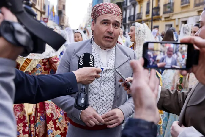 Pérez Llorca, emocionado en la Ofrenda a la Virgen: "Debemos pedir por todos y por el mundo