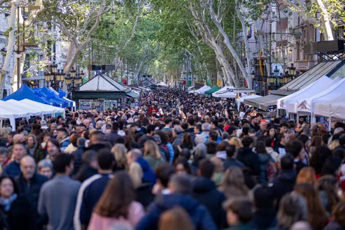 La Rambla de Barcelona no tendrá paradas por Sant Jordi, que se trasladan a Portal de l'Àngel y