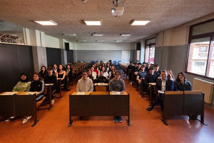 El Ayuntamiento de Logro&ntilde;o impulsa talleres en centros educativos para acercar la figura de Rafael Azcona a los j&oacute;venes