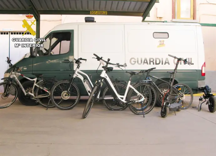 La Guardia Civil arresta a dos individuos por el robo de bicicletas y patinetes en Águilas, Murcia
