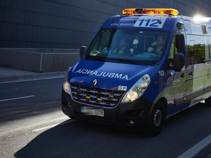 Archivo - Una ambulancia circula por la Avenida del Ej&eacute;rcito de Pamplona.