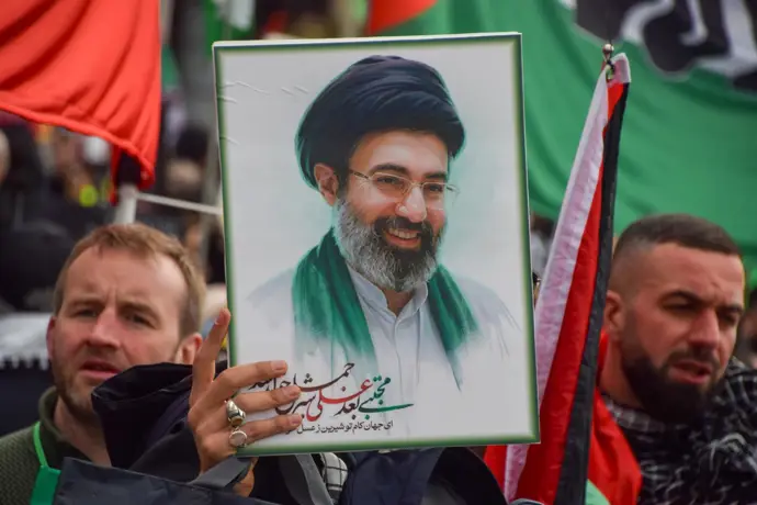 Jamenei rechaza la implicación de Irán en ataques a Turquía y Omán, señalando una "falsa