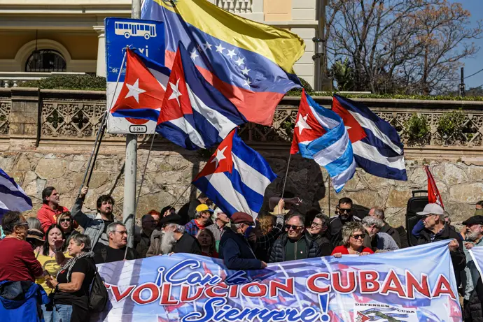 Cien personas se manifiestan frente al consulado de EE. UU. en Barcelona contra el bloqueo a Cuba