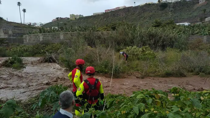 Efectivos de emergencia rescatan a varios afectados por las lluvias en el barranco de Guiniguada,