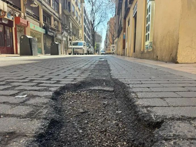 El Ayuntamiento renueva el pavimento de la calle Espoz y Mina antes de la Semana Santa