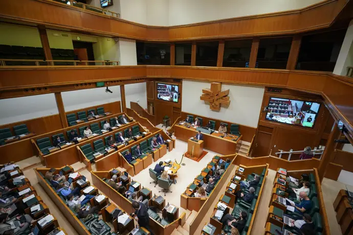 El Parlamento Vasco solicitará a la UE que su legislación migratoria respete los derechos humanos.