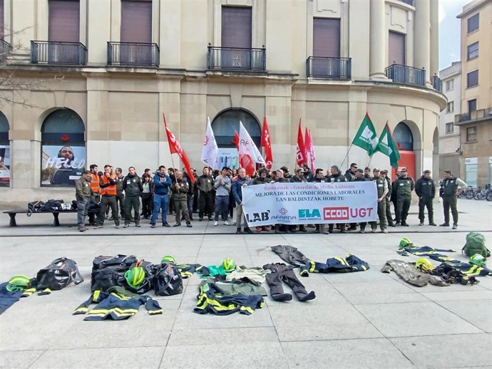 Concentración convocada por los sindicatos que representan al colectivo de Guarderío de Medio Ambiente de Navarra
