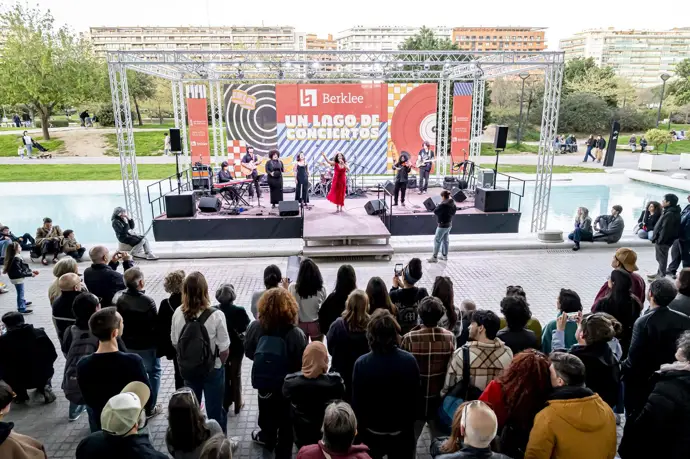 Estudiantes de Berklee Valencia se presentan en el lago del Museu de les Ciències Bernabé, ante