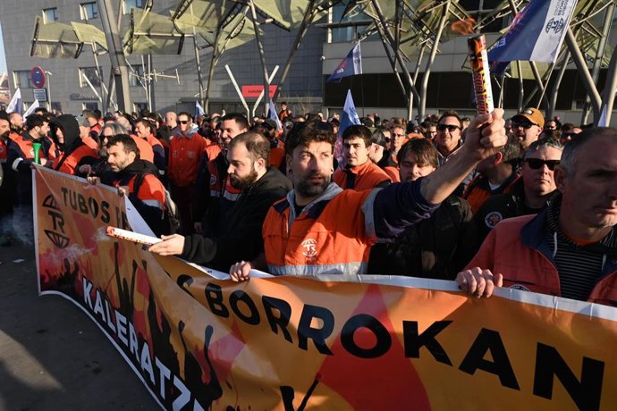 Trabajadores de Tubos Reunidos se concentran contra el ERE