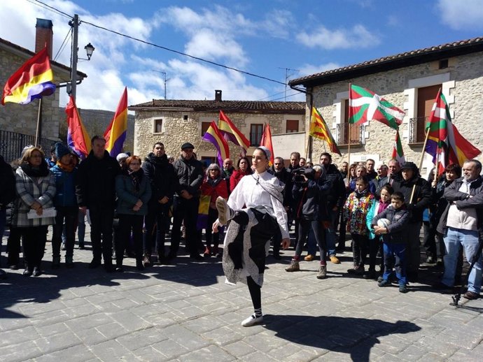 Archivo - Acto de homenaje a las v&iacute;ctimas de los cr&iacute;menes de Azazeta