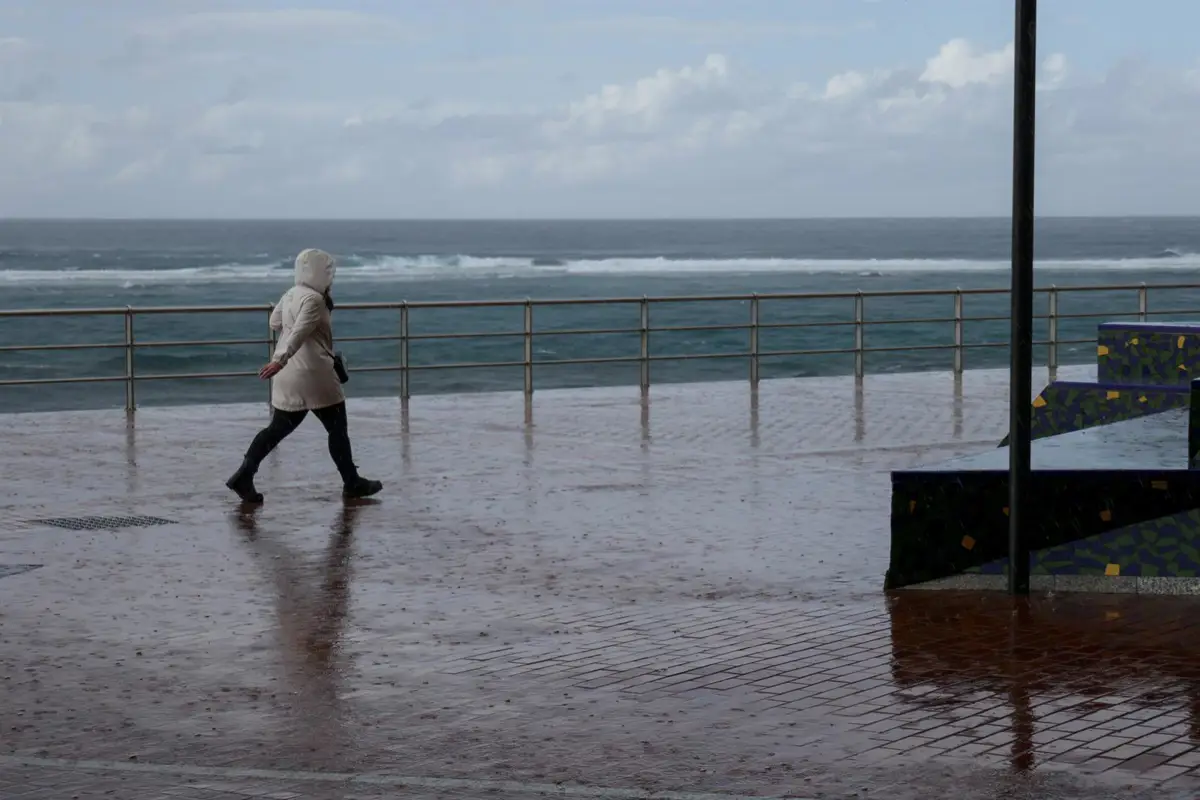 Educación mantiene las clases en la mañana en Gran Canaria, pero las suspende esta tarde y el