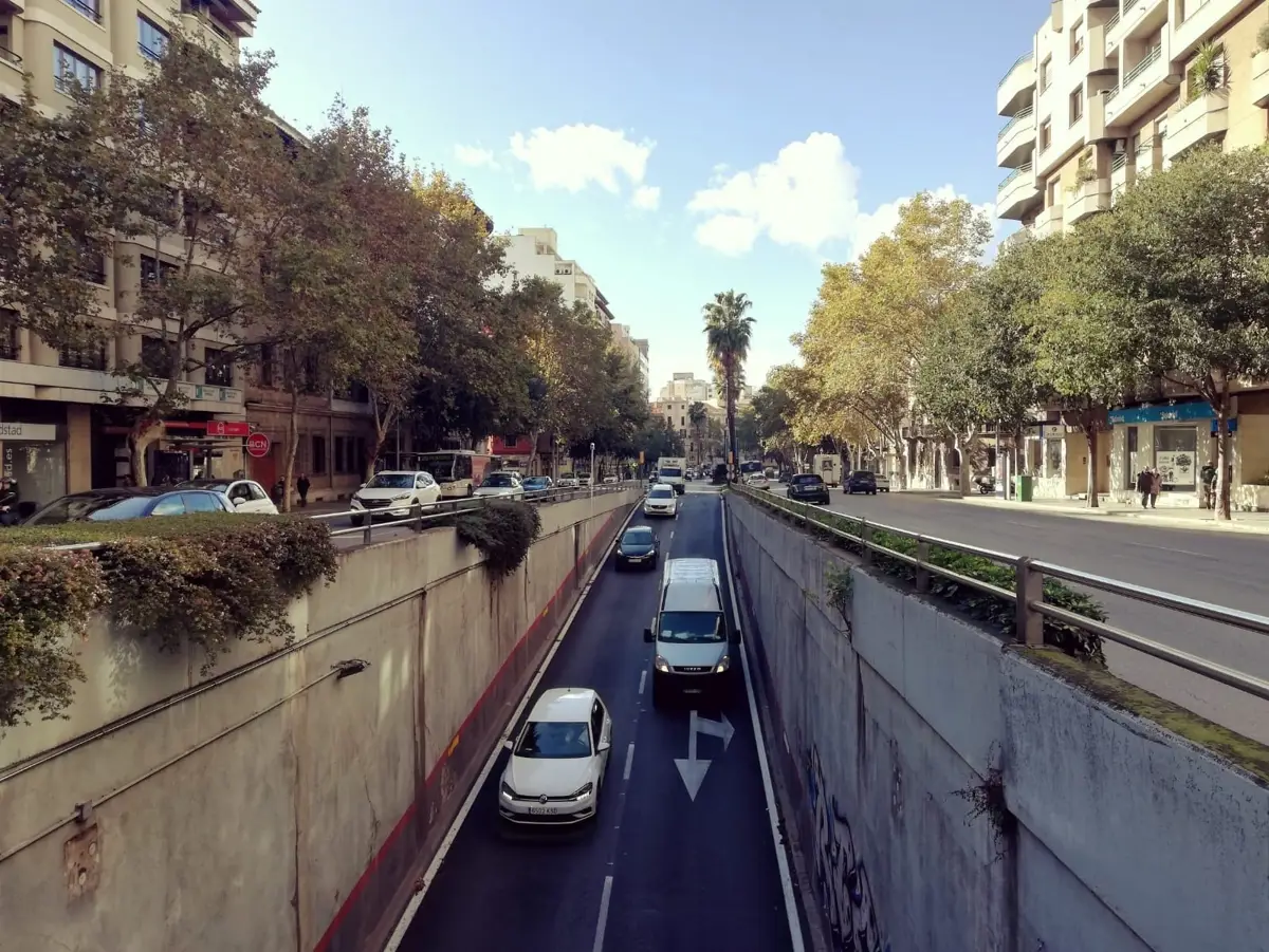 Cort modifica la ZBE y permite la circulación de vehículos con matrícula extranjera en la ciudad