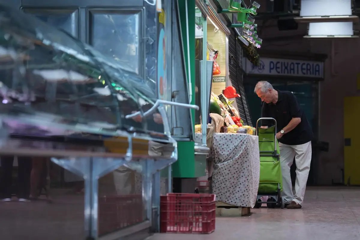 Barcelona mejorará el Mercat de l'Estrella sin interrumpir la actividad del edificio existente