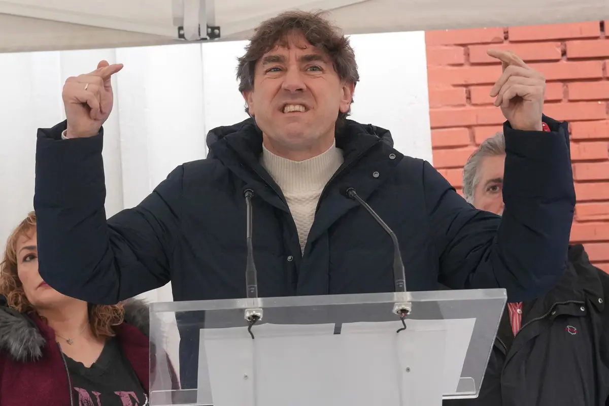 Andueza critica a Ubarretxena y al PNV por generar "expectativas" en los aeropuertos que pueden