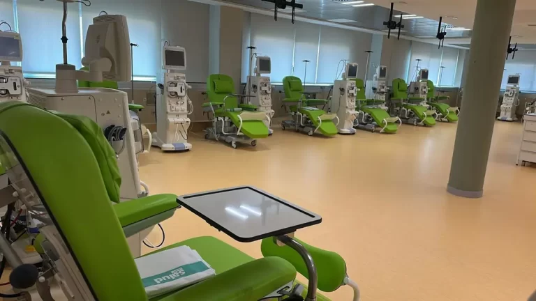 El hospital de Alcañiz ya brinda atención a pacientes de Nefrología y abre su sala de