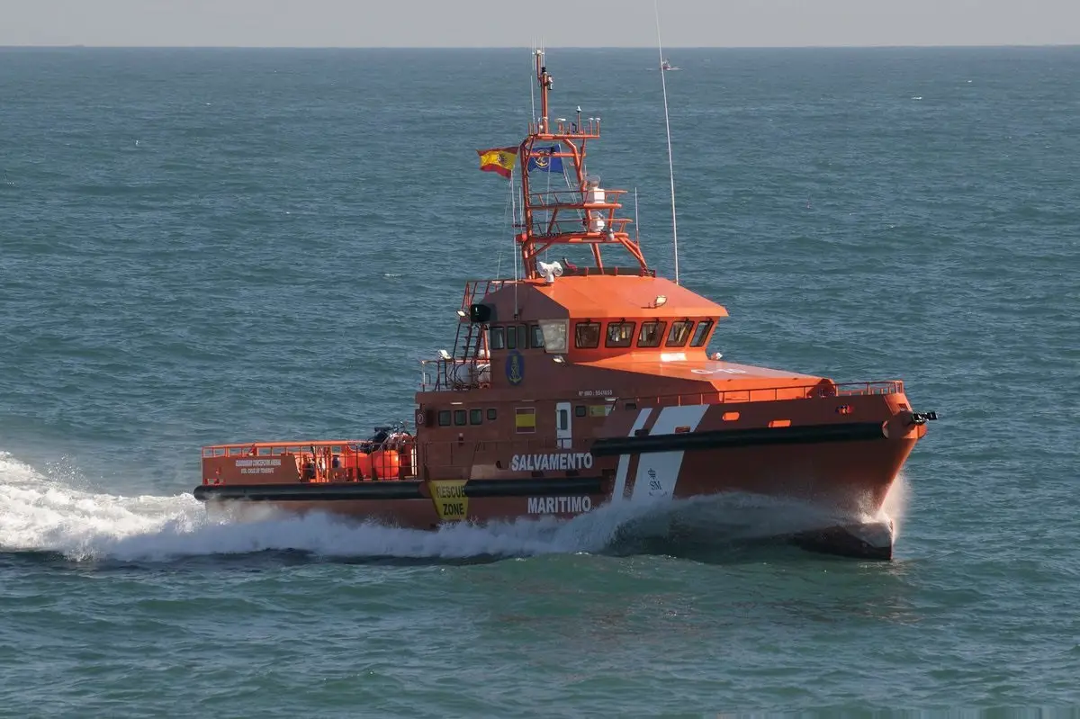 Explosión tras colisión de dos embarcaciones dedicadas al petaqueo en Cádiz deja un muerto y un