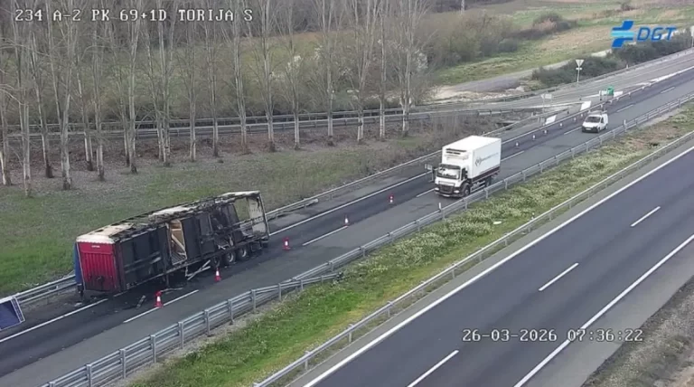 Cortada la A-2 en Torija por el vuelco de un camión cuyos ocupantes no sufrieron lesiones
