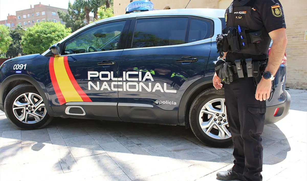 Detenido por entrar en la habitación de otro hombre en un edificio ocupado y agredirlo