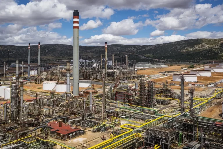 Cien empleados protestan en Repsol Puertollano por el nuevo modelo organizativo del complejo