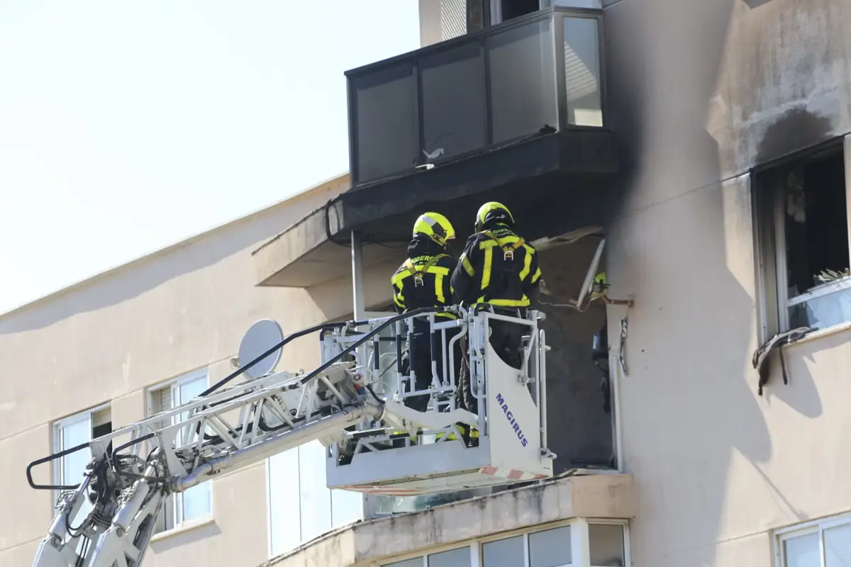 Fallece una persona en un incendio en Algeciras provocado por una explosión de gas en una vivienda