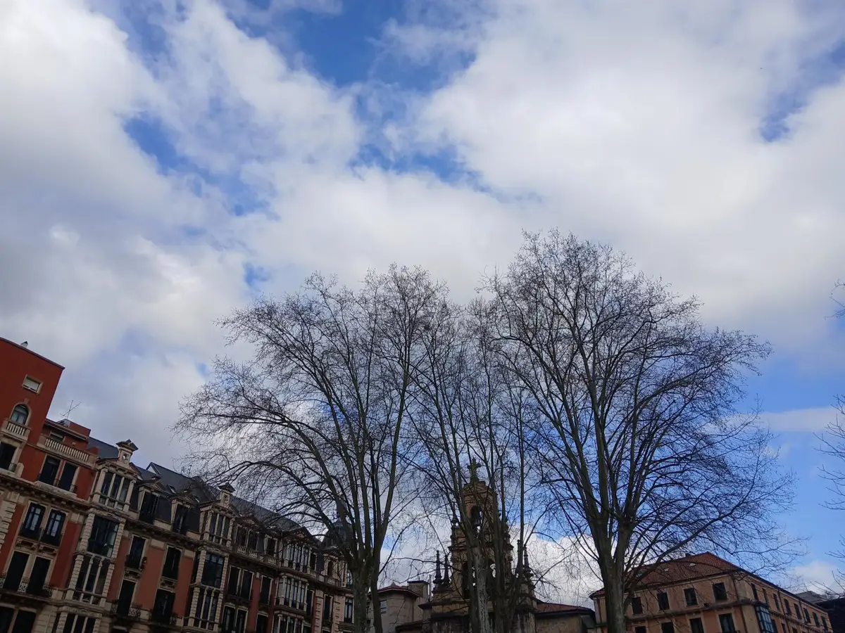 Menos nubes y temperaturas algo más elevadas este viernes en Euskadi