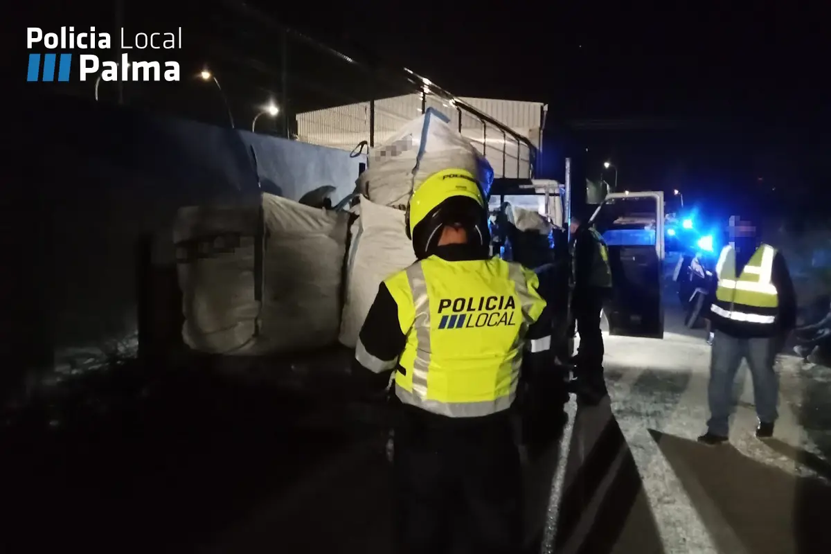 Dos camioneros denunciados por verter residuos de construcción ilegalmente en Palma