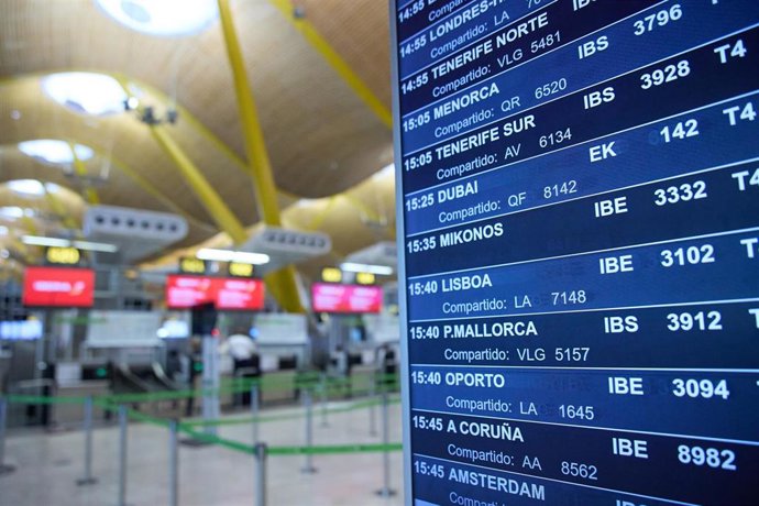 Archivo - Panel informativo de las salidas de vuelos en un aeropuerto.