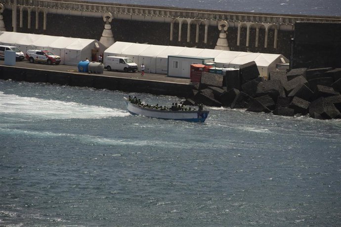 Archivo - Un tercer cayuco a su llegada al puerto de La Restinga, a 22 de agosto de 2024, en El Hierro, Canarias (Espa&ntilde;a).