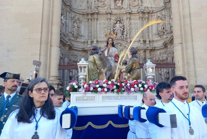 Palmas y ramos inundan el centro de Logro&ntilde;o para arropar a La Borriquita y cumplir con la esperada bendici&oacute;n