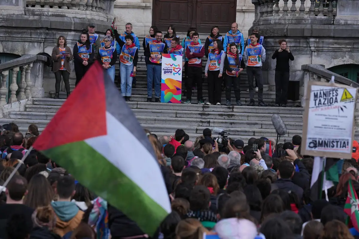 Miles de personas se despiden en Bilbao de la Korrika, que ha "formado un cuerpo de todos" en