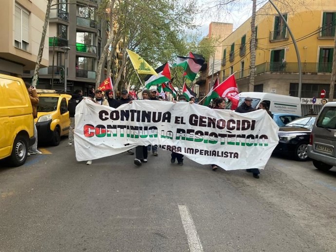 Manifestaci&oacute;n de Ciutadans per Palestina para exigir el fin del "genocidio" en Gaza y de las guerras en Ir&aacute;n y L&iacute;bano.
