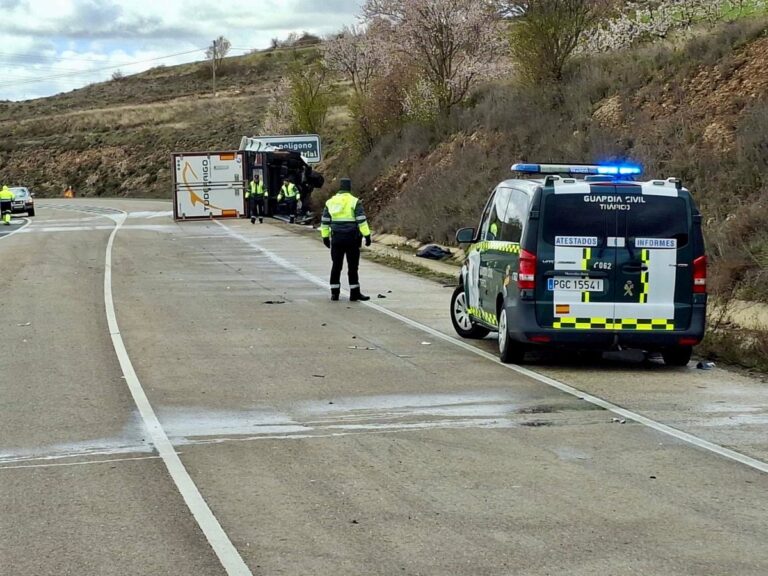 Mujer muere en un choque entre un camión y un coche en Ágreda, Soria